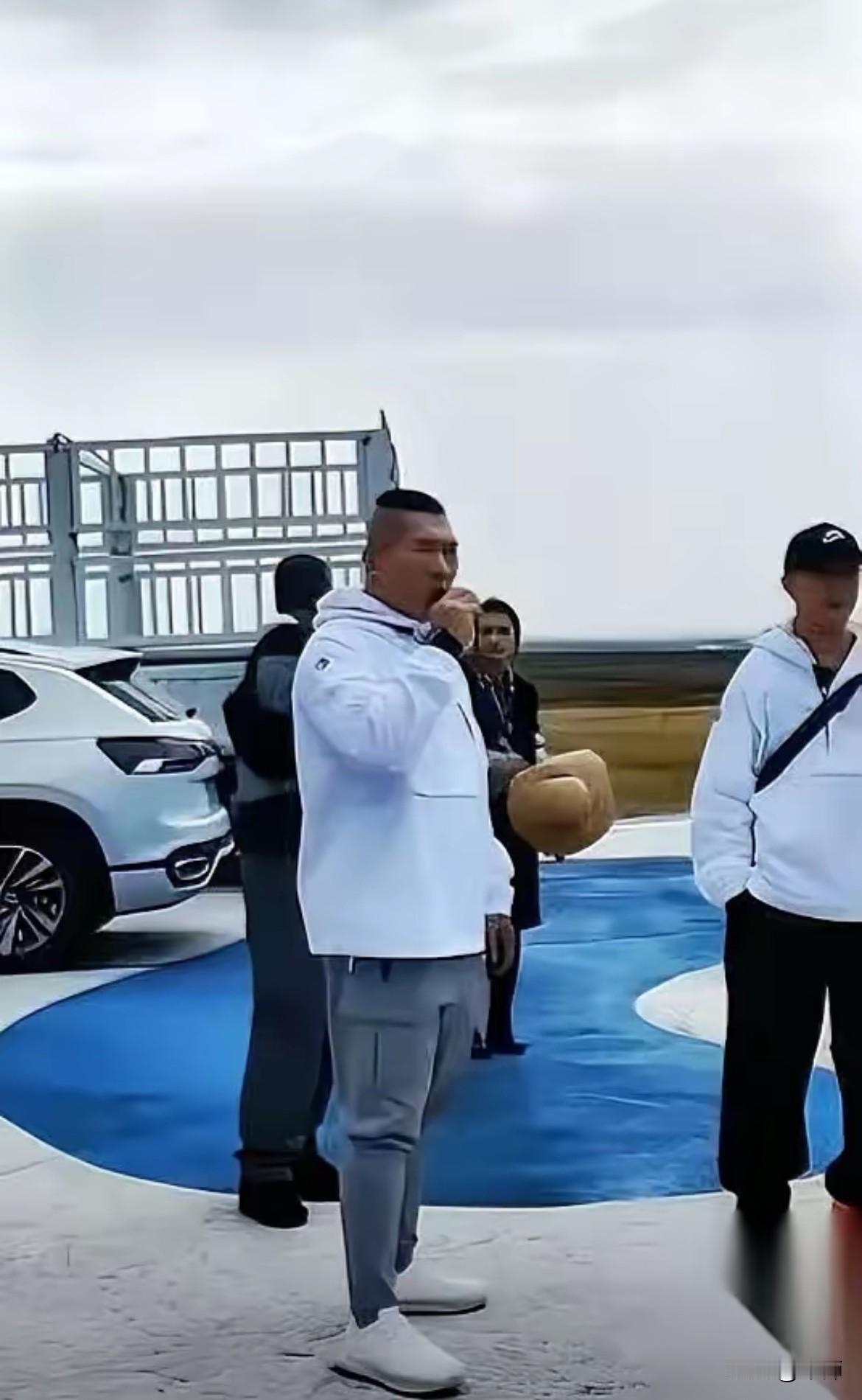 馆长终于接到大陆大活儿了！

​还是伊利的！
​但去内蒙古后，他说自己被“震到手