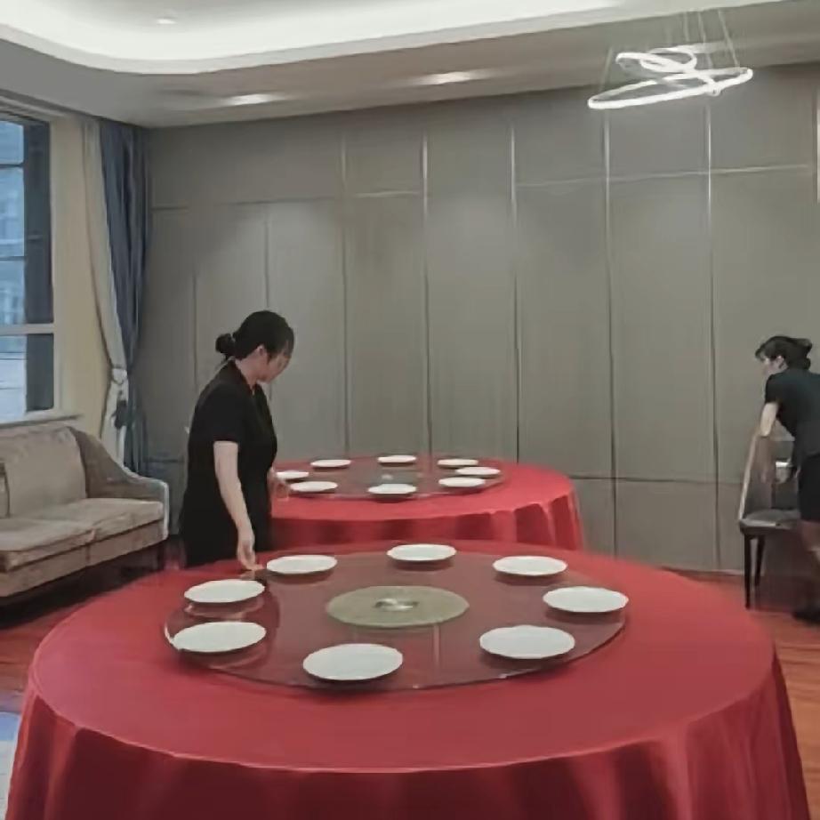 “火到人民日报了！”陕西西安，一饭店女员工利用空闲的时间既不刷手机，也不干活拖地