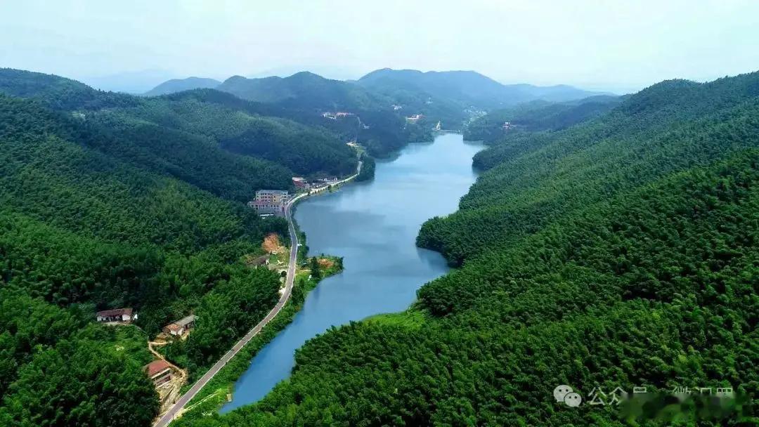 汨罗山河文光天地有清响，湘楚有灵川。汨罗一水，汇千山之秀气，传万古之忠魂。余溯楚