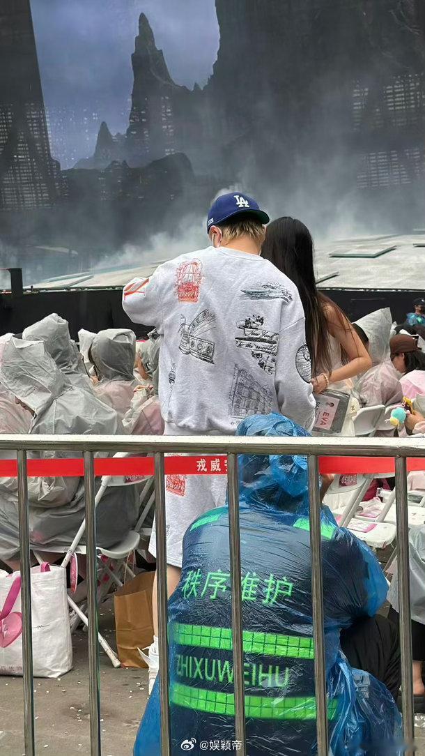 汪苏泷演唱会偶遇王以太在汪苏泷成都演唱会偶遇了王以太 王以太来听汪苏泷演唱会了！