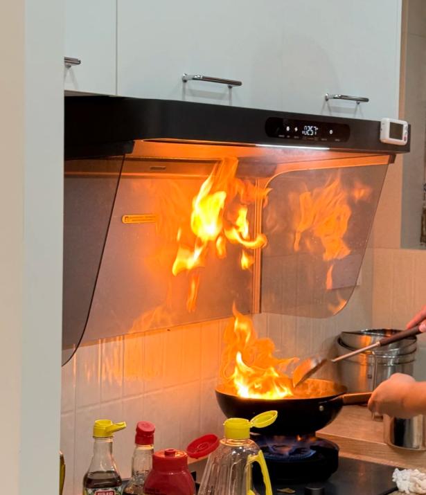 闺蜜花4000多买的大牌油烟机，炒个辣椒满屋呛！她哭着跟我说：“是不是买到假货了