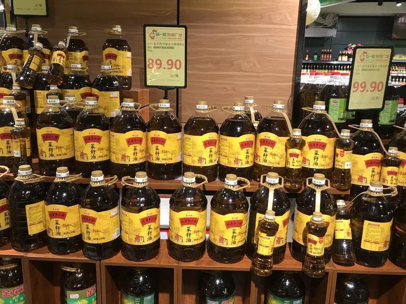 我每月工资悉数上交，妻子仅给予我六百元生活费。
某年，某基金公司为吸引客户，推出