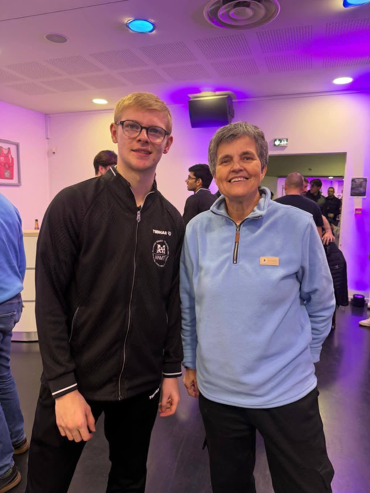 碰到比自己矮的粉丝开启歪头模式 