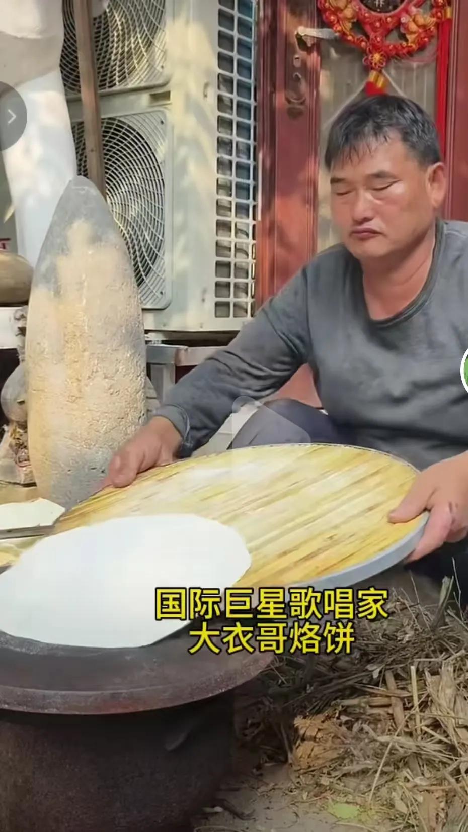 这位名人通过一副好嗓子让自己身价不菲，但给人的感觉包括舞台上就没见他利索过，总是