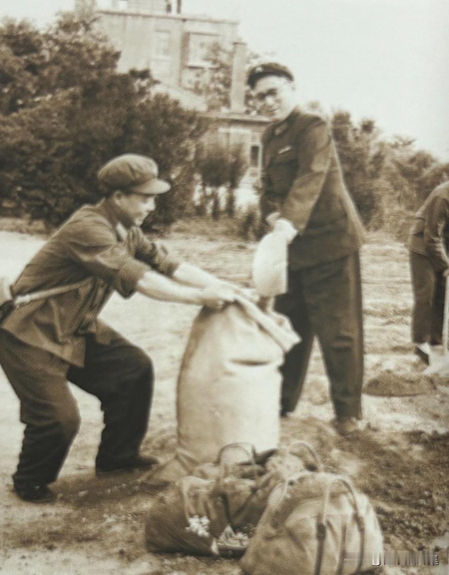 1963年，时任中国人民解放军空军副政治委员的黄立清同志在前往海岛部队视察前，特