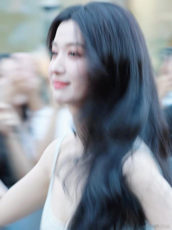 王楚然离场的时候还去收粉丝的信隔着视频都能感受到，她认真对待每一份喜欢王楚然我保