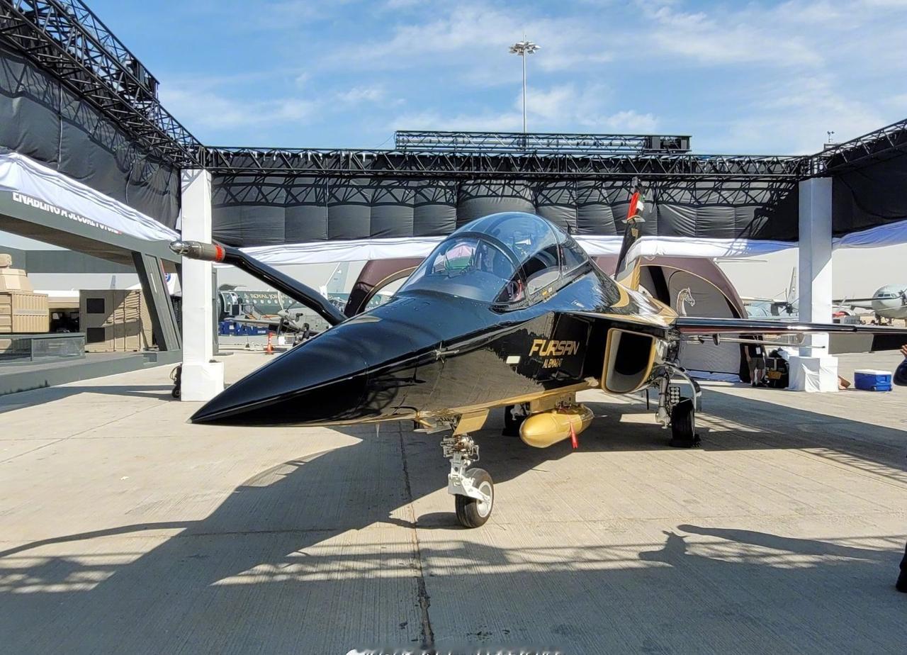 迪拜航线2025，阿联酋空军雄狮飞行表演队全面换装中国洪都产的L-15喷气式教练