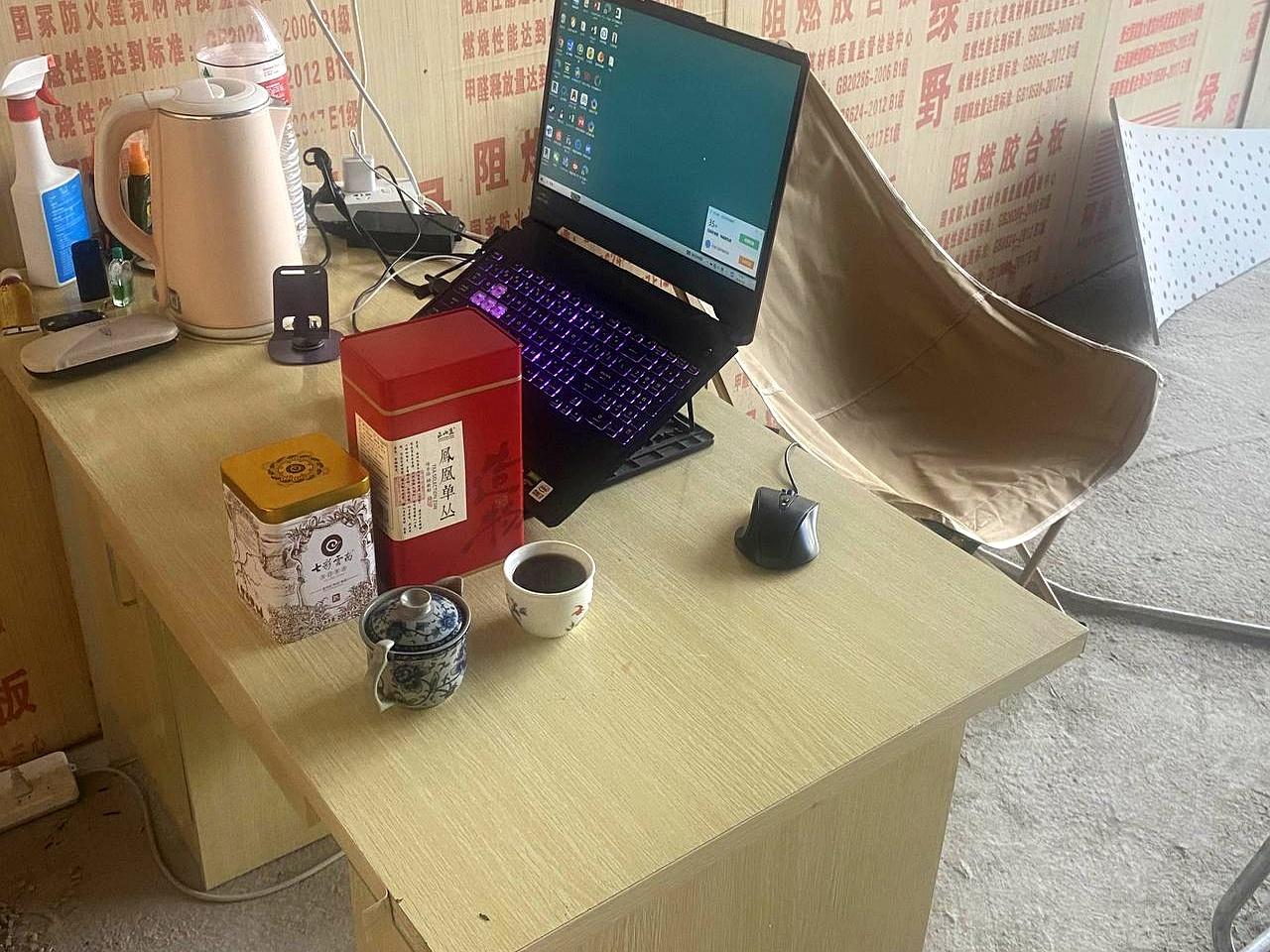 57岁，头顶两张“一建”“一造”，却在工地拎扳手、搬钢筋。
自嘲被时代丢下时，安