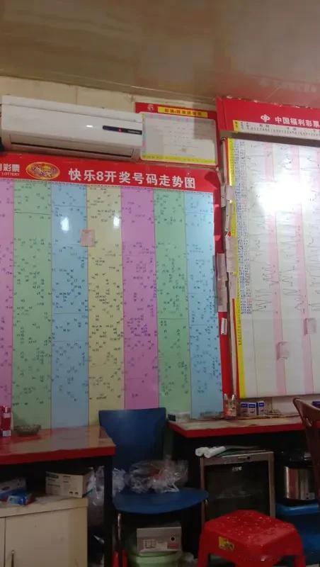 按照以下选号原则——关注热号延续+区间均衡+温冷搭配，再依据快乐八近50期高频同