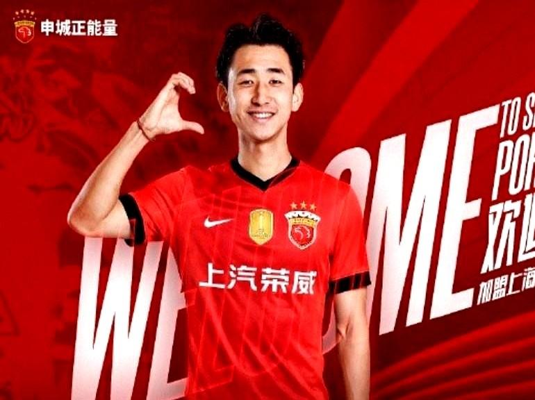 上海海港这件6号球衣，分量不轻。徐新走了，现在交到了从北京国安来的张源手上。
