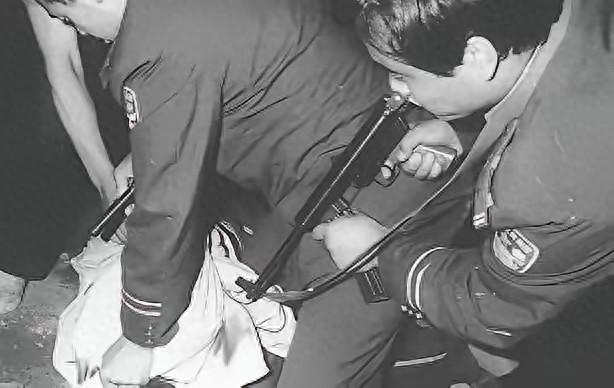 1999年11月，郑州军分区对武器库进行例行检查时，突然发现，犯罪分子竟从库房外