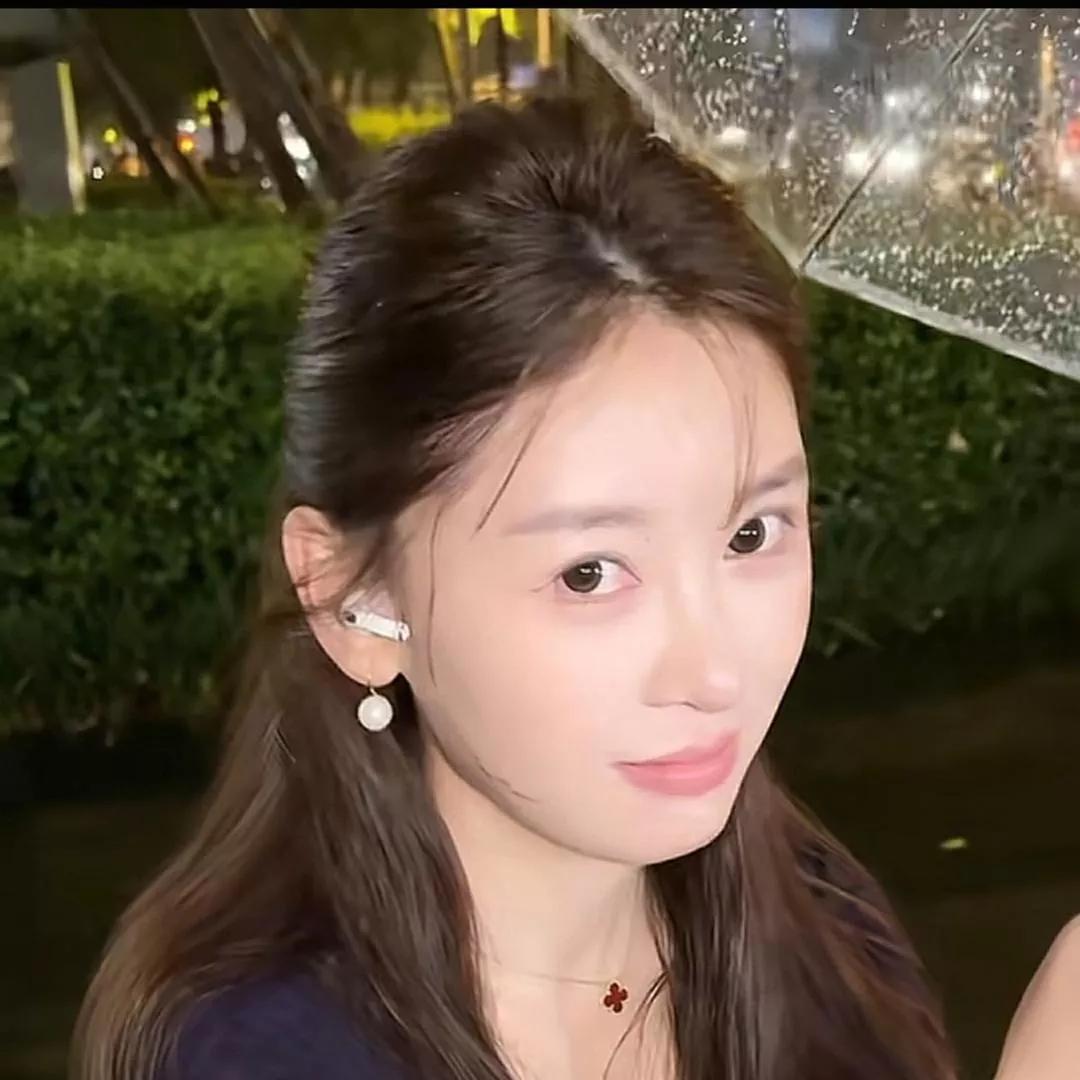 雨夜漫步，温柔如你，撑伞相伴，浪漫瞬间初秋雨中漫步 治愈系漫步 微风时光漫步 独