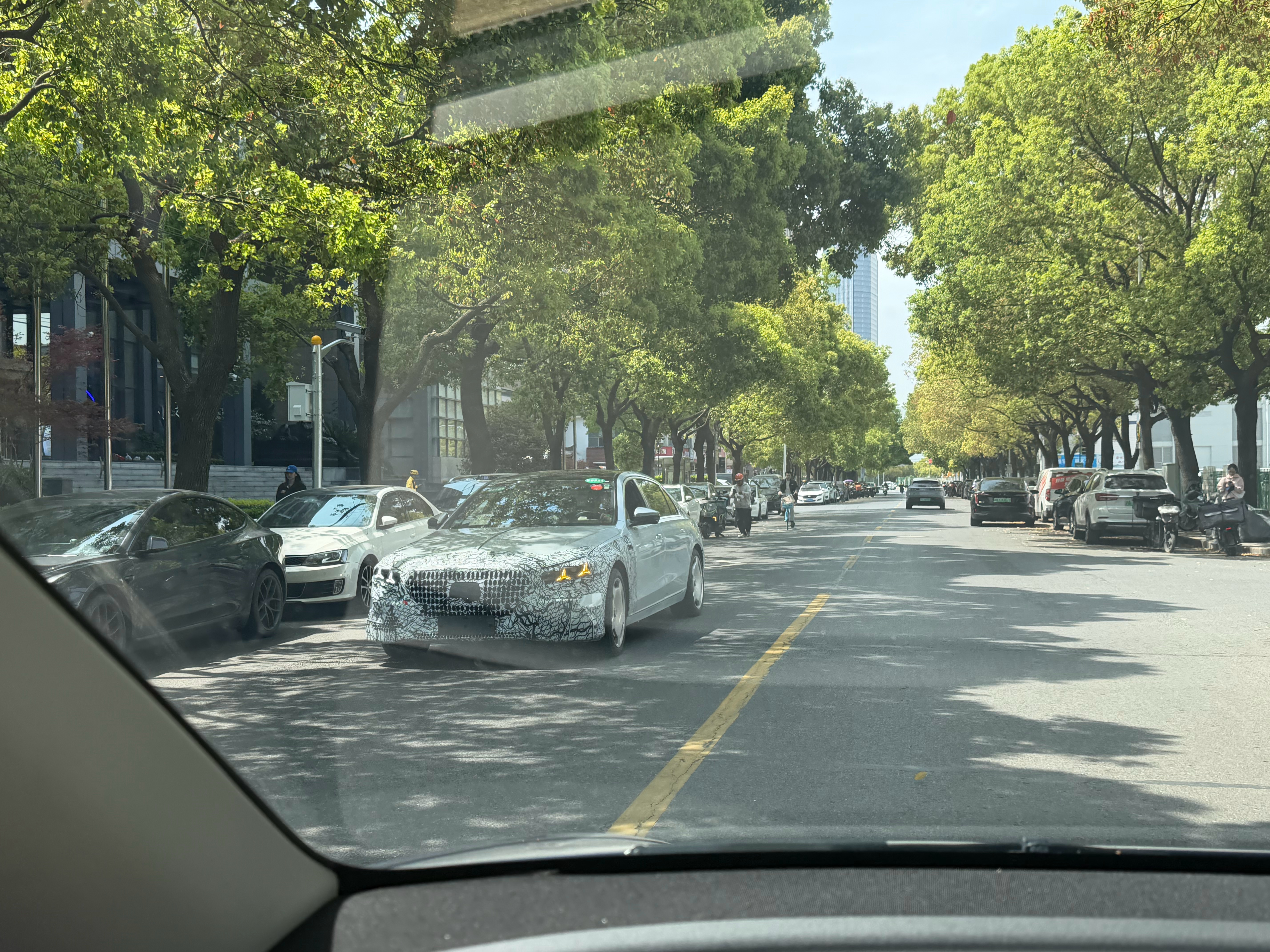 早上在金桥开会，楼下是momenta，我出门碰到的是新款Gls，回来碰到的是新款