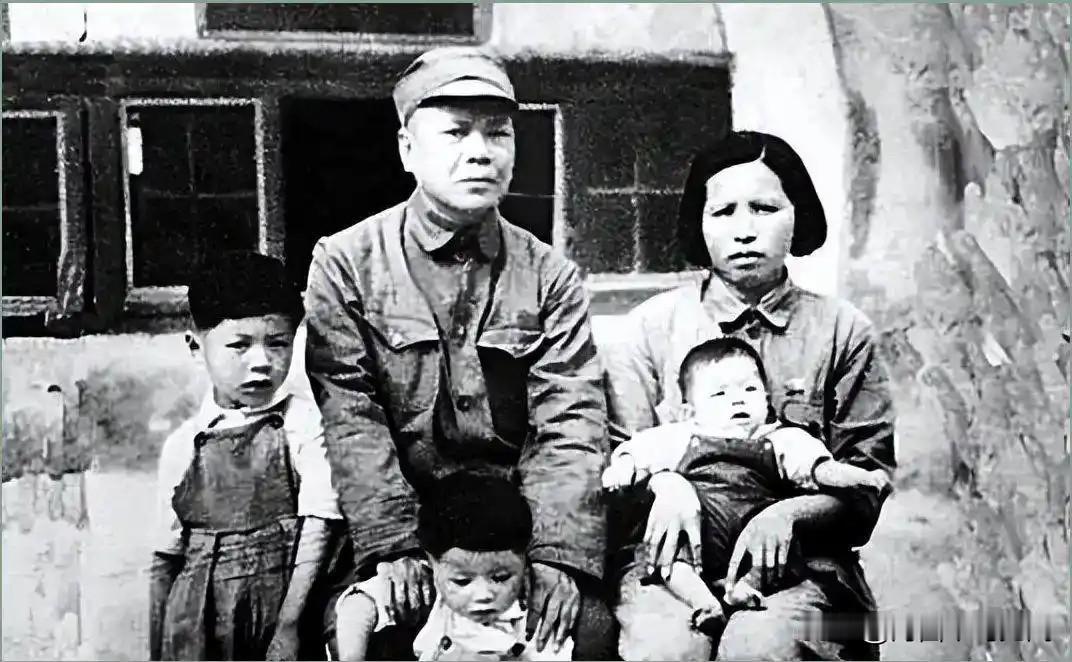 1944年，红11军军长古大存与妻子曾史文及长子古孟贤、次子古新贤、三子古延贤，