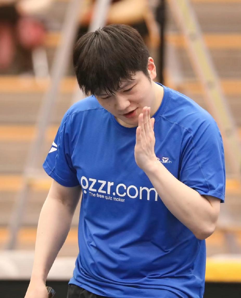 樊振东德甲训练名场面！这挥手也太可爱了吧✨
 
好久不见啊东哥！
这组德甲训练的