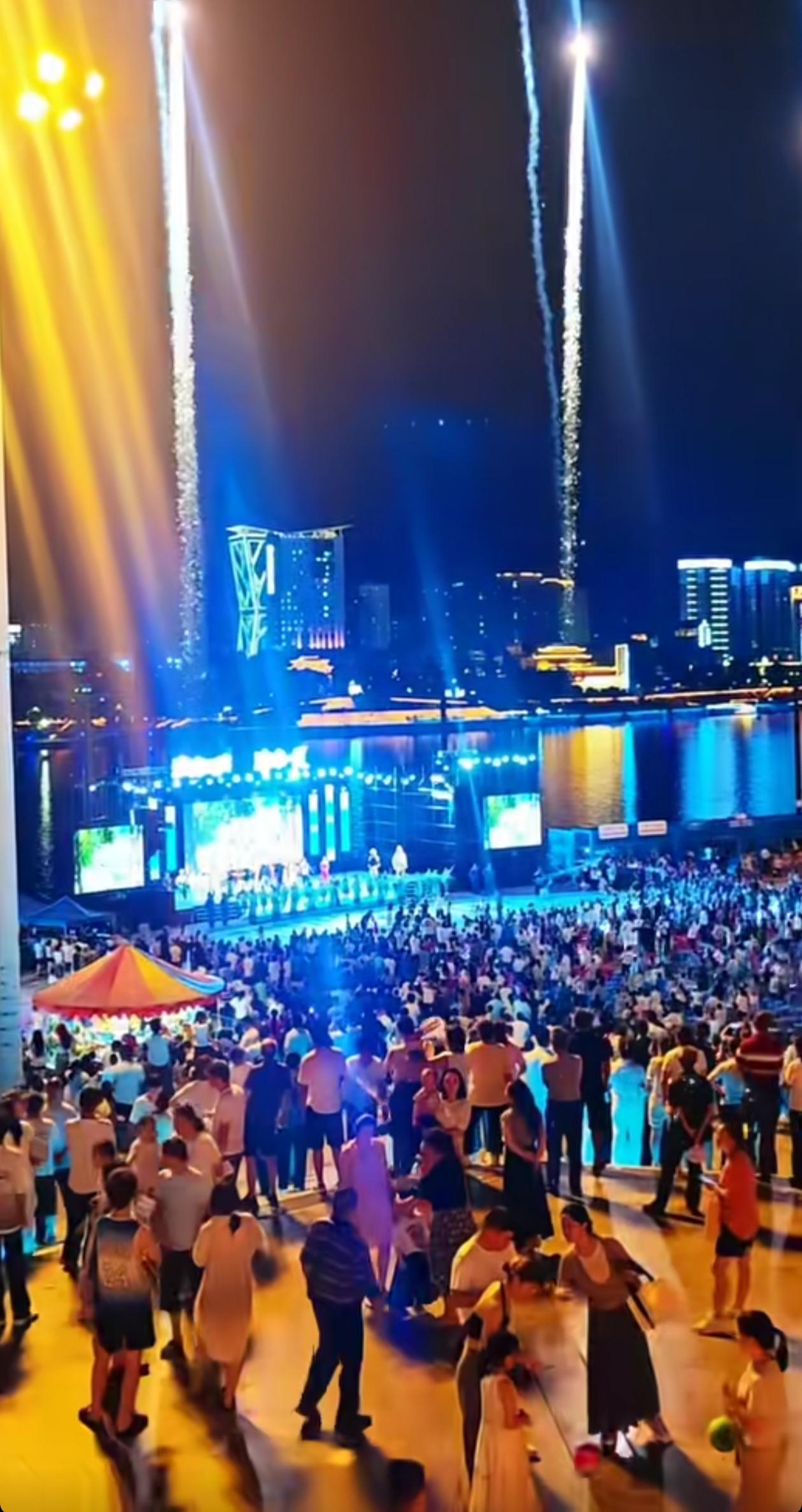 安康亲水广场开启了“激情汉滨，清凉一夏”的模式，傍晚时分热闹非凡，一片歌舞升平之