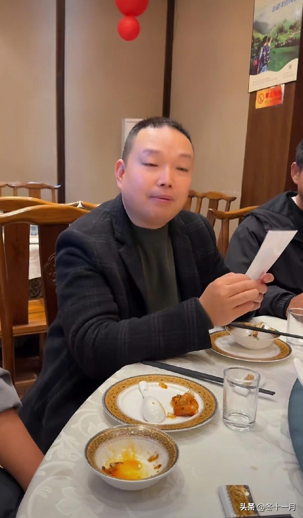 王小举又在认亲。以前跟他妈认亲时说是遗腹子，刚又在直播间说父亲去世20年，还有一