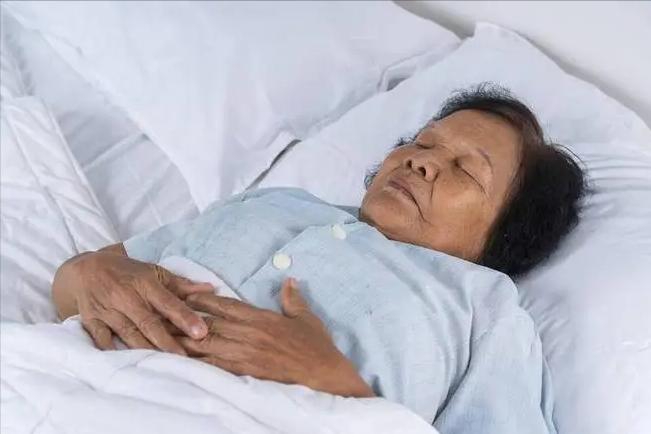 60岁以后还能活多久，看睡觉就知？晚上睡觉若有这4个异常，或活不久？真相是啥
