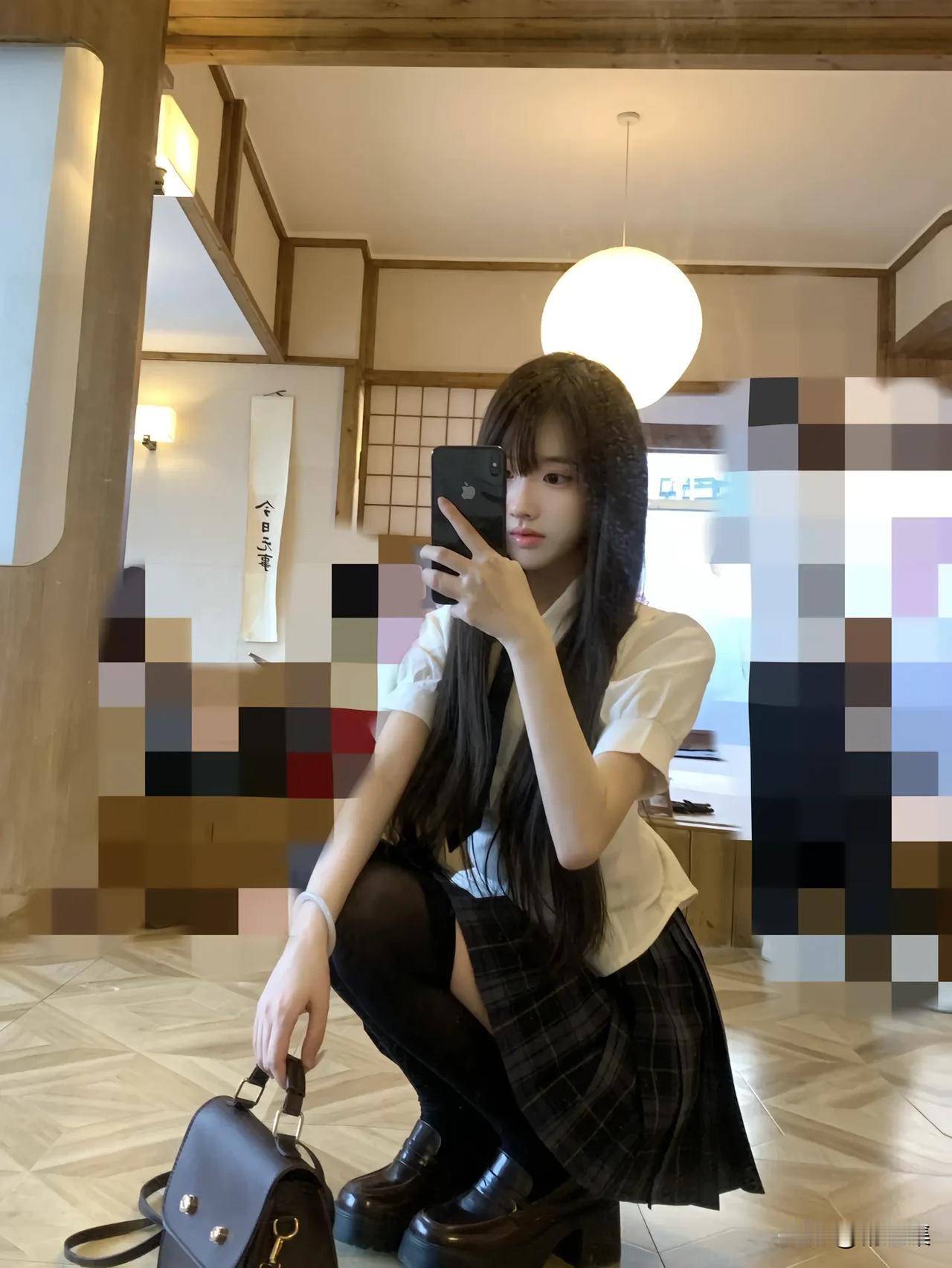 镜中人影，似水流年。