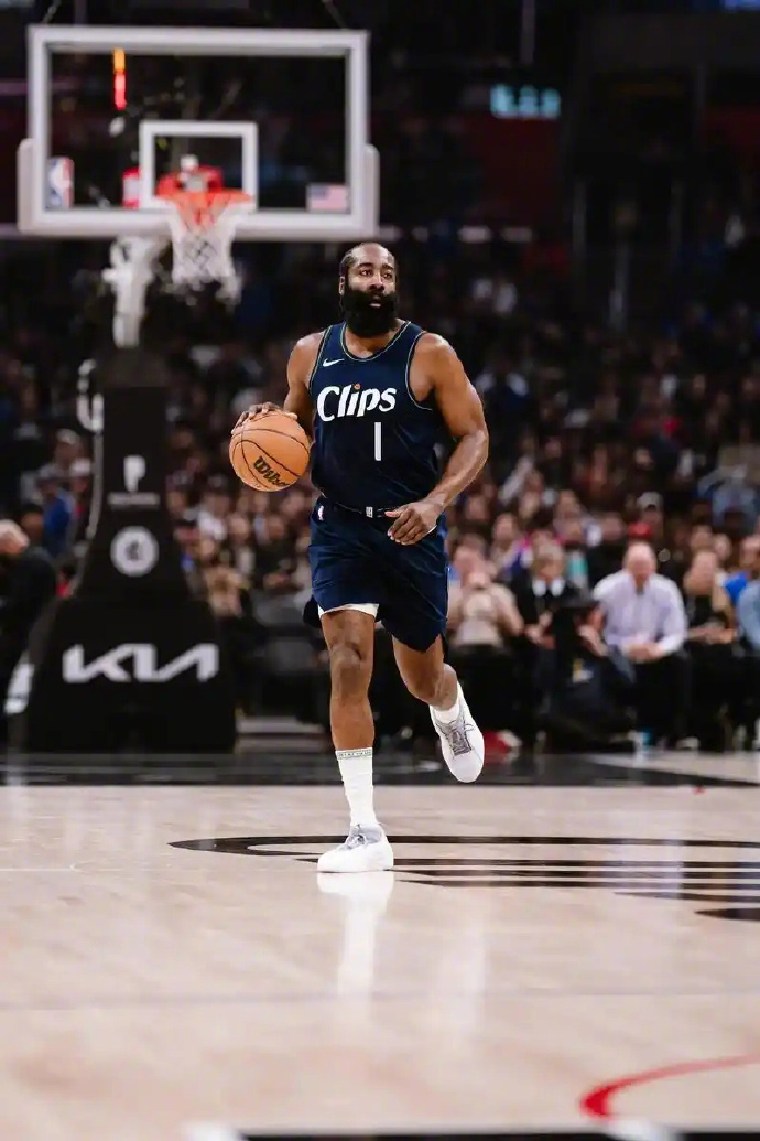 36岁哈登仍在为冠军奔波 Shams在节目中谈到哈登：“对哈登而言，关键是能否去