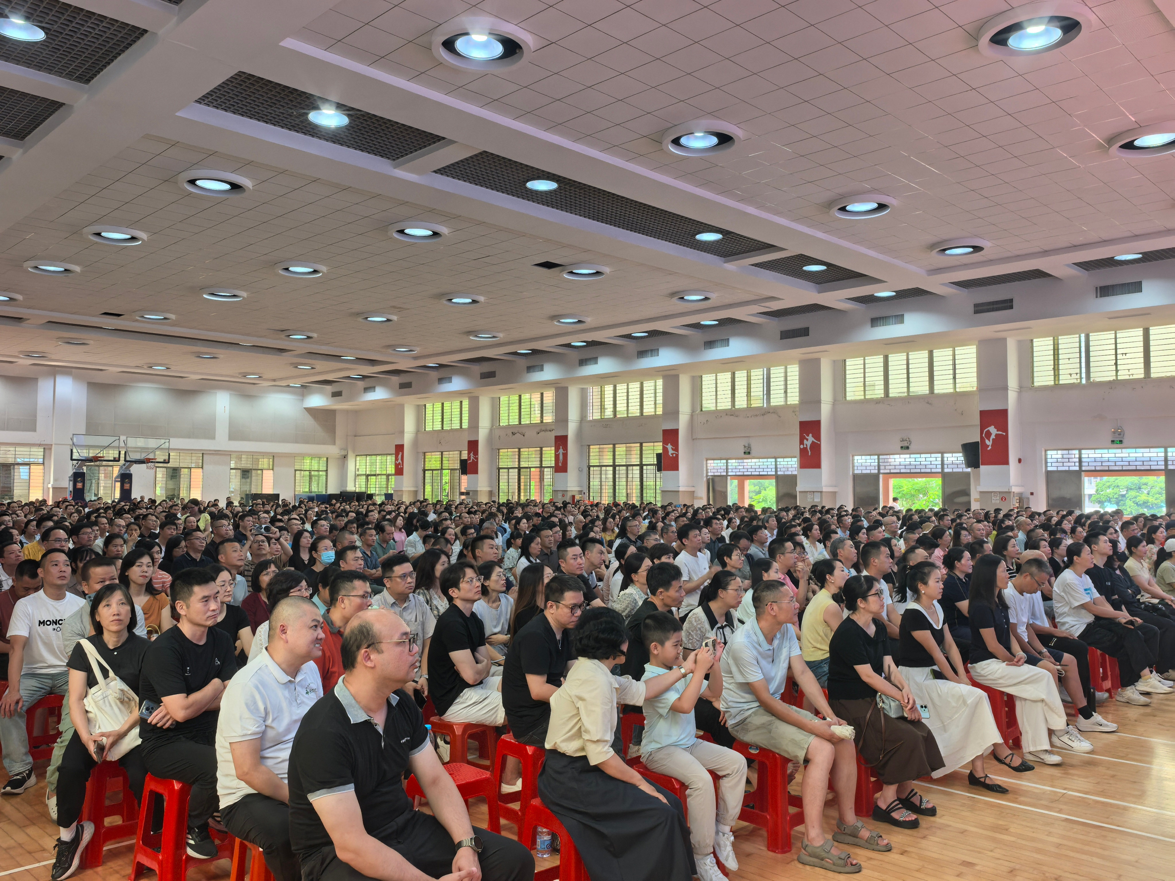 新高一的学生还没开始上课新高一的家长就先来上课了 佛山·石门中学
