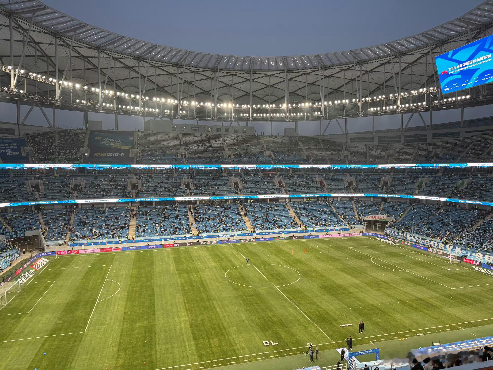 大连英博主场3-0完胜浙江队豪取三连胜  近六万球迷见证“足球城”狂热复苏中超联