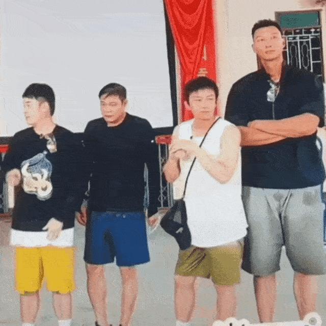 第二次看到这动图了，好喜感！
超萌、可爱的邓超站在易建联身边，简直是小人国里的小