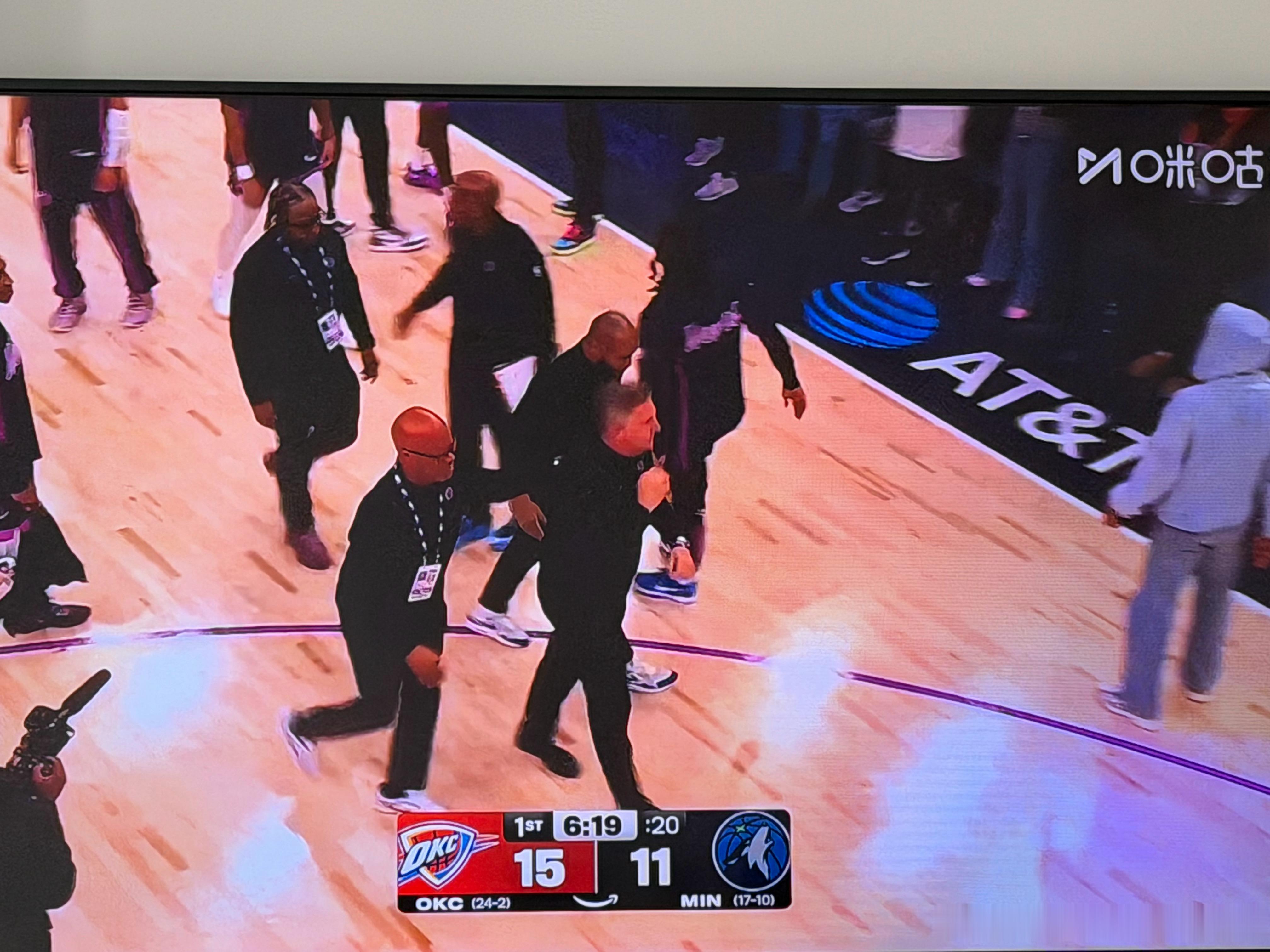 刚换到森林狼雷霆这场，就看见芬奇被直接罚出去了，这是因为啥啊给老头气成这样雷霆v