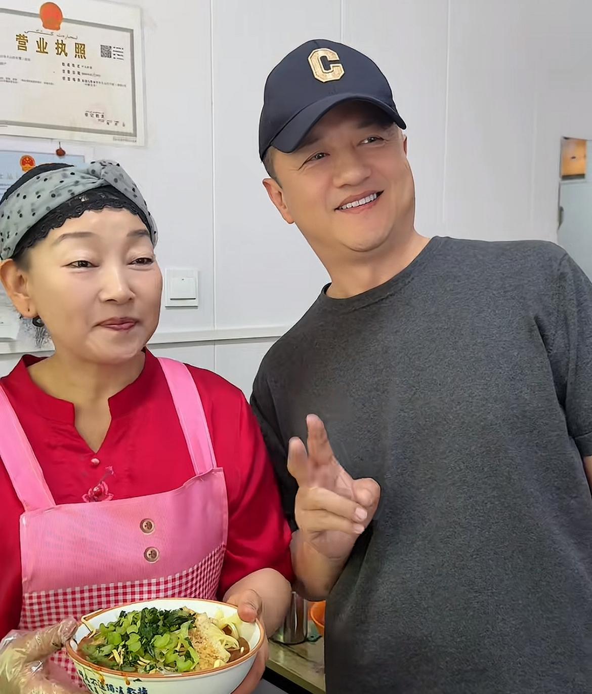 李亚鹏吃面居然遇到了“李鬼”，惨遭真正的店家维权，不过有一说一，原来店家的举行太