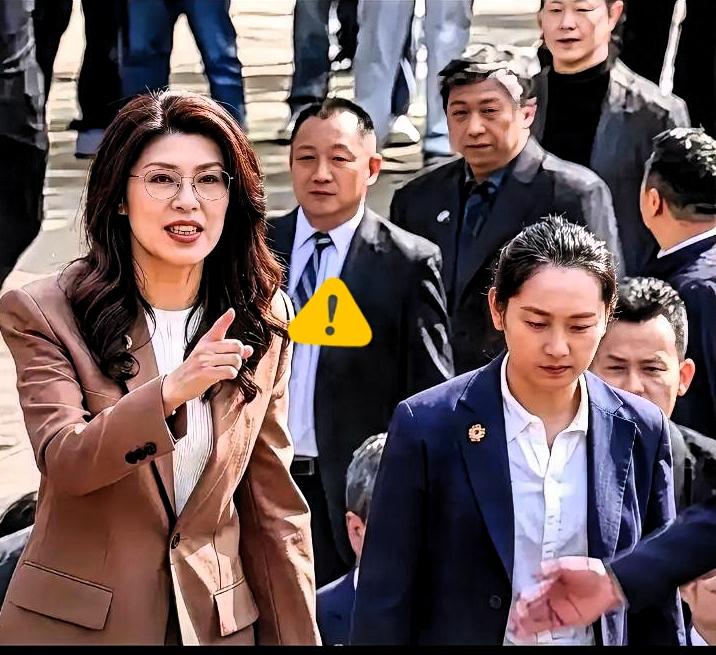 刷到郑丽文的近况，着实让人心里一震。

年近花甲之年，一米七八高挑身形，静静一站