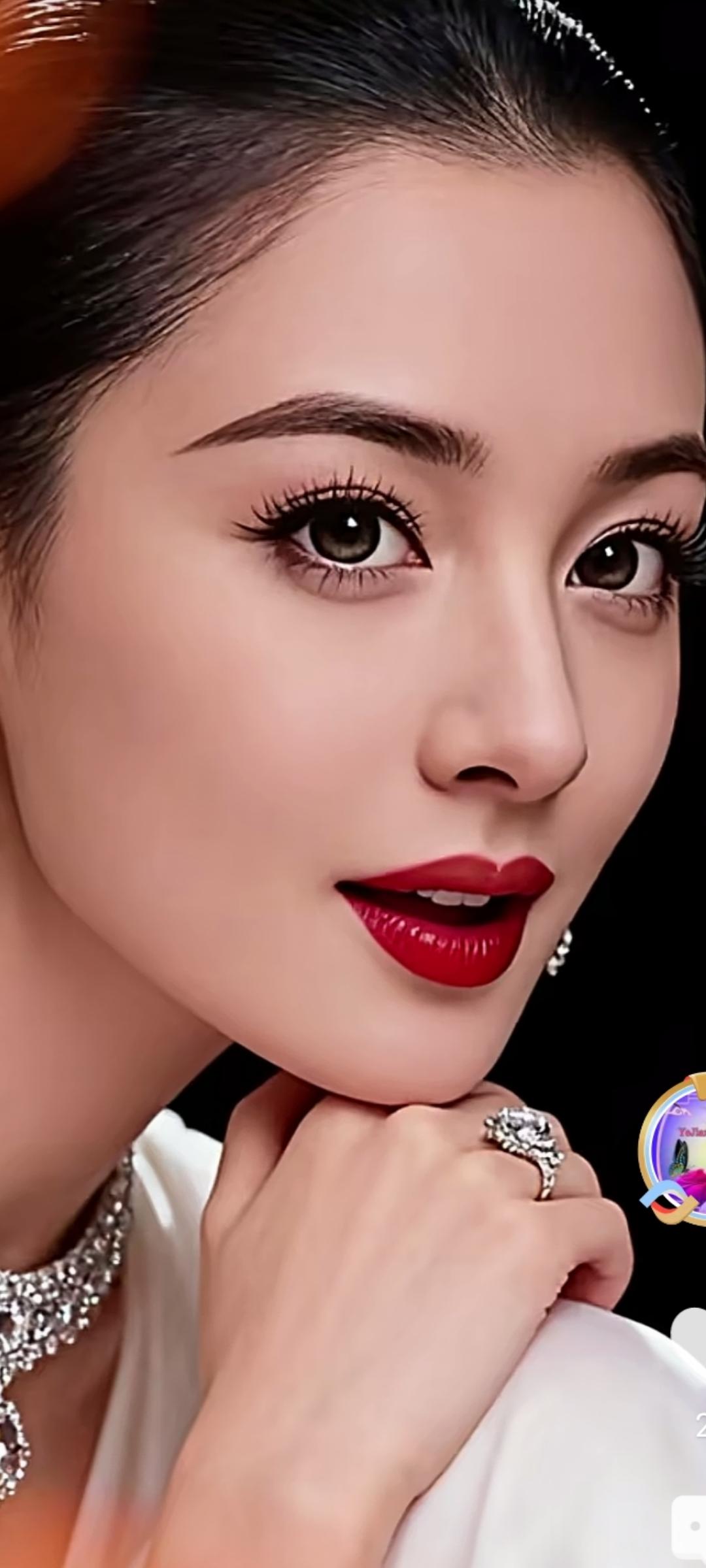 优雅红唇，闪耀珠宝，尽显奢华魅力！