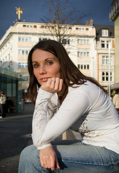 英国百岁女编辑，一针见血地指出：“从身体角度来看，男人实施了性行为后转身就走，似