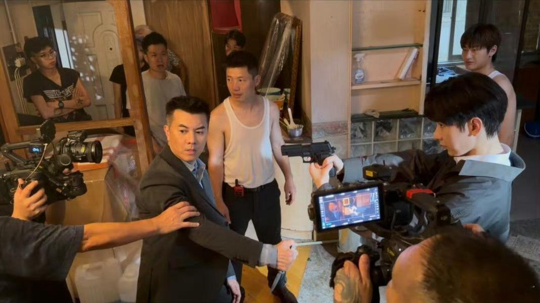 梁汉文晒成毅片场随拍，成毅的资源真好，总能拿到好角色，林彦廷太帅了，这路透的打戏