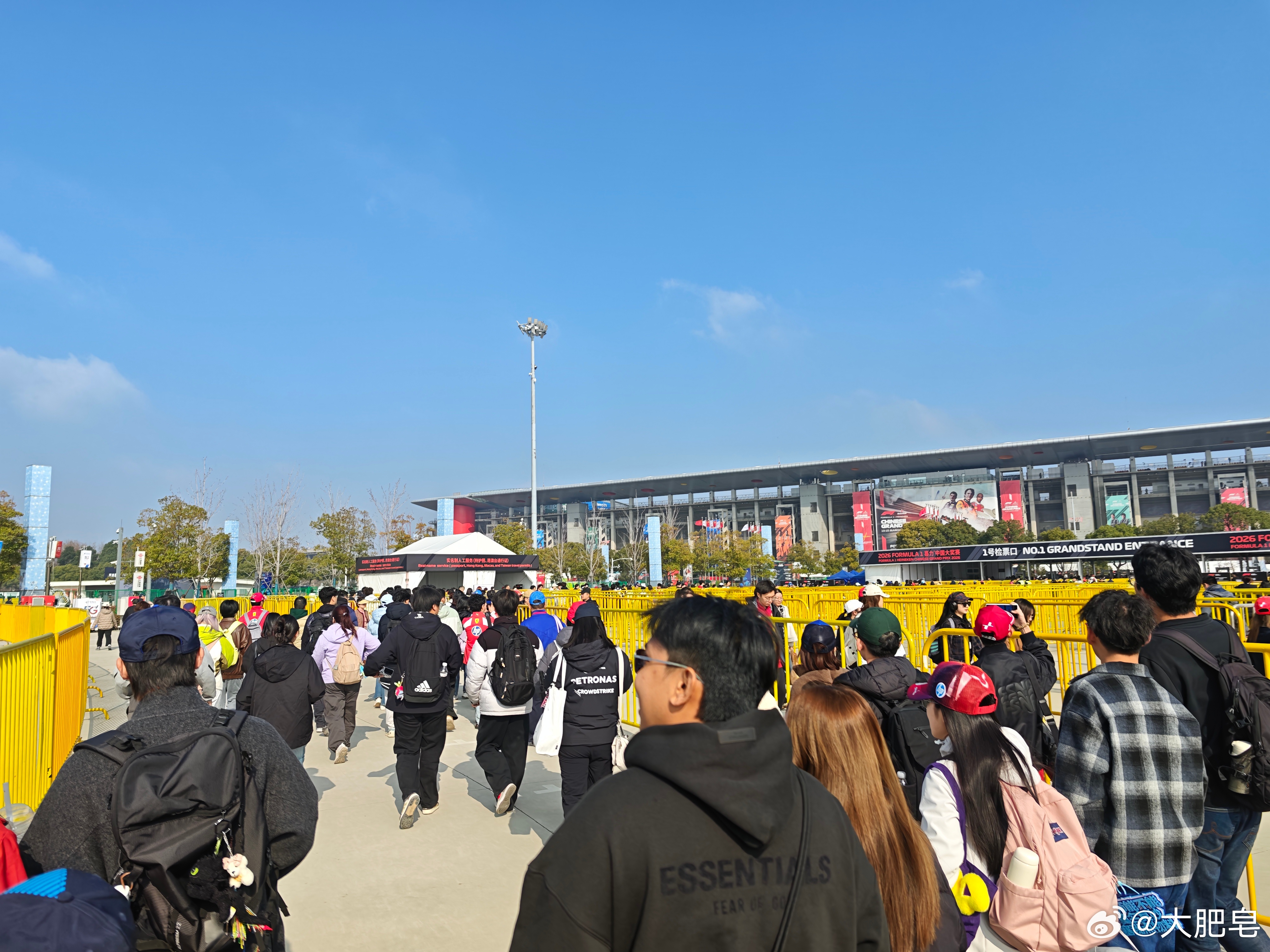 到上海国际赛车场了，这个点现在人已经不是很多了，基本上排队不用等。 