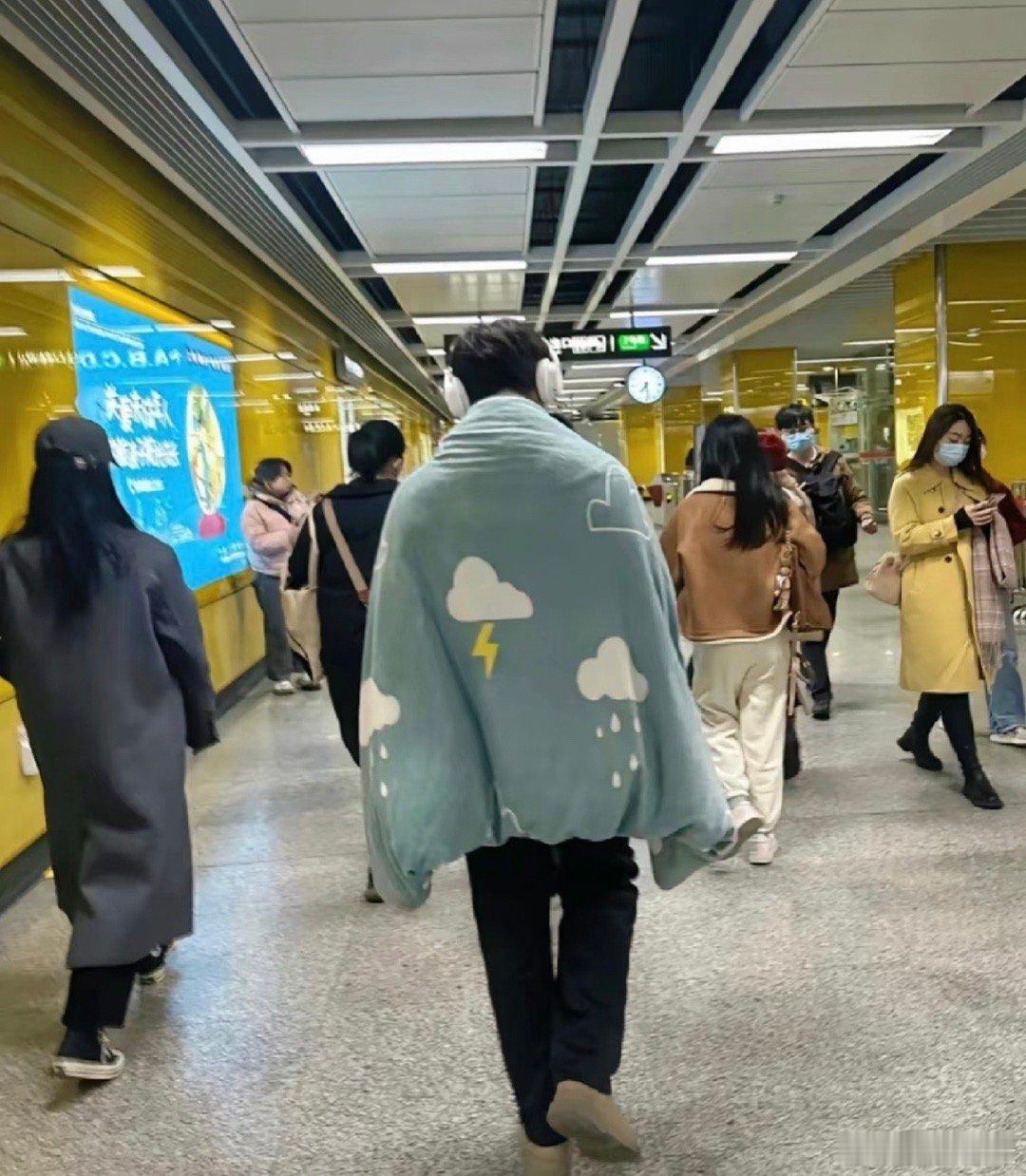 刚把短袖叠得整整齐齐收进衣柜，广州就降温偷袭；刚翻出毛衣，太阳又暴晒升温… 我的