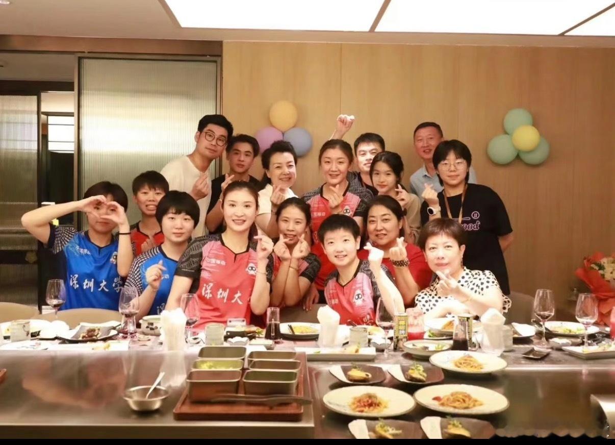 孙颖莎王曼昱蒯曼聚餐 国乒三朵金花线下同框聚餐，饭桌上笑眼弯弯状态松弛，既是赛场