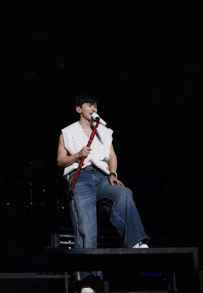 张杰看机器人的眼神也太温柔了吧，满眼都是宠溺，活脱脱一副老父亲既视感，可爱值拉满