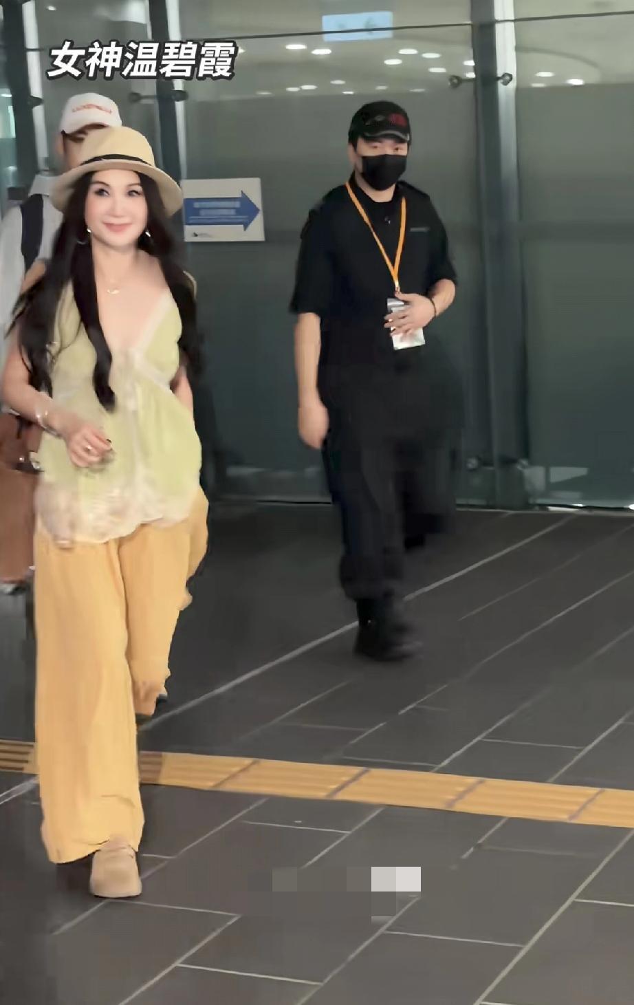 温碧霞与老公何祖光红馆看草蜢演唱会，温碧霞穿低V装，网友却说她没穿内衣，甚至没有