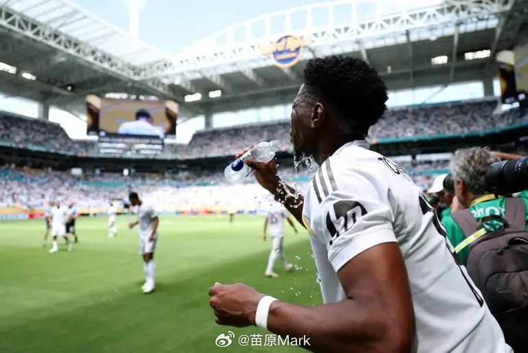 TA：之前美国人和FIFA鼓捣的补水打广告计划通过了，每个半场最多3分钟补水时间