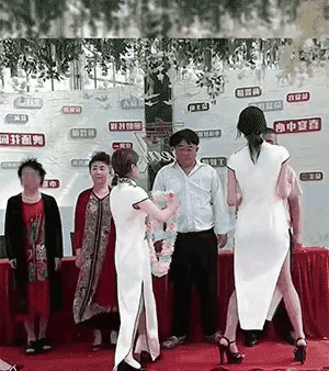 颁奖现场大型社死！礼仪小姐姐两次掀掉领导的假发，尴尬的能扣出三厅两室！

不知道