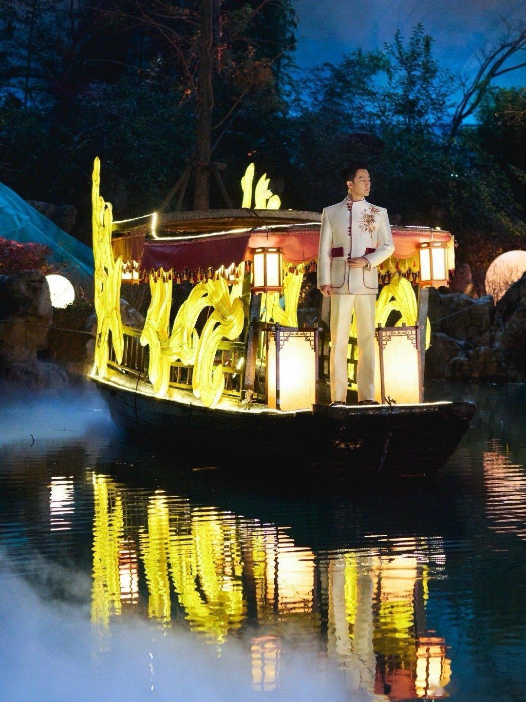 春晚给了黄轩手部特写 这双手怕是有自己的想法！在春晚镜头前从容不迫，合掌时的力量