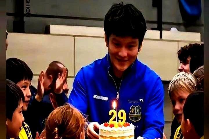 握手被晾，空气里都是尴尬。
 
别人扭头找队友，他手悬半空，那几秒比输球还难受。