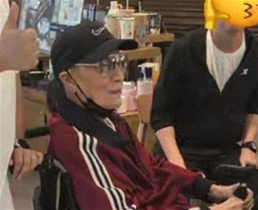 89岁谢贤现身太平山顶，打扮年轻瘦成皮包骨，坐轮椅有专人照看 