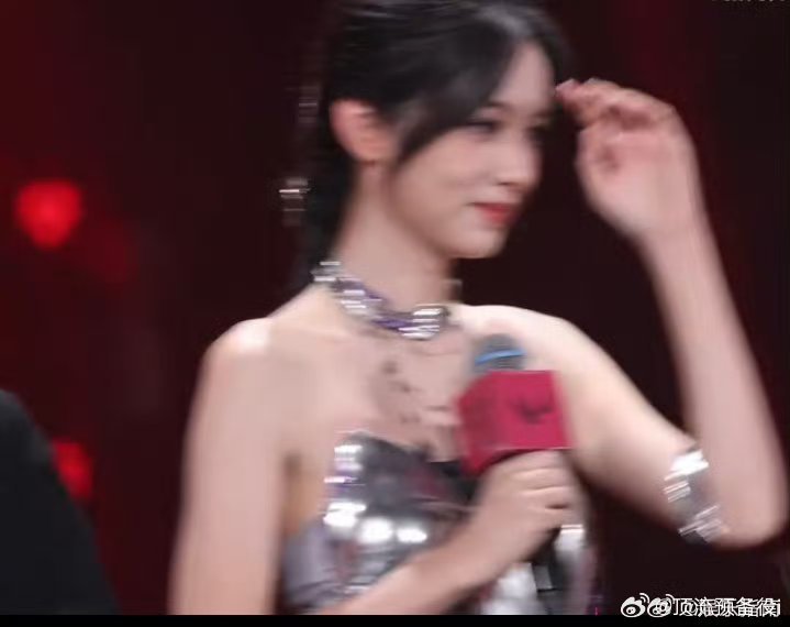 周也线下活动生图直拍，赛博朋克少女即视感！头小脸小 酷酷的！ ​​​