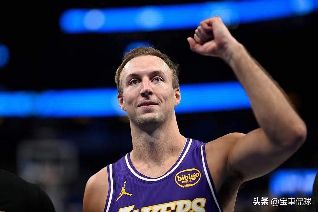 湖人这是被东契奇干崩了！又是直接拆阵，撕掉一个首发阵容啊！

詹姆斯，八村垒，斯