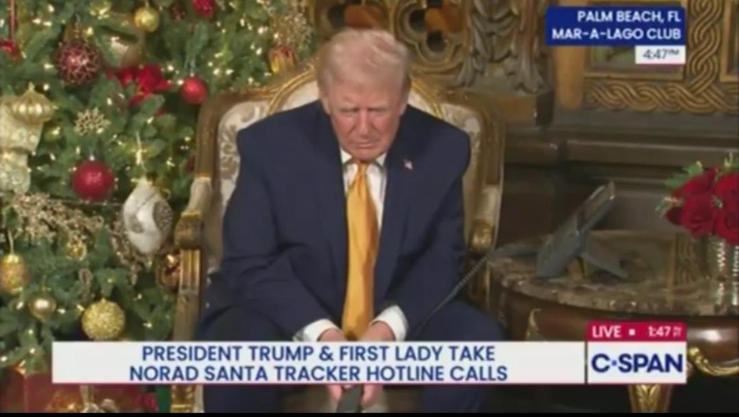 🚨🇺🇸 特朗普把圣诞老人变成了一个滑稽的笑话

在一个轻松愉快的节日时刻，