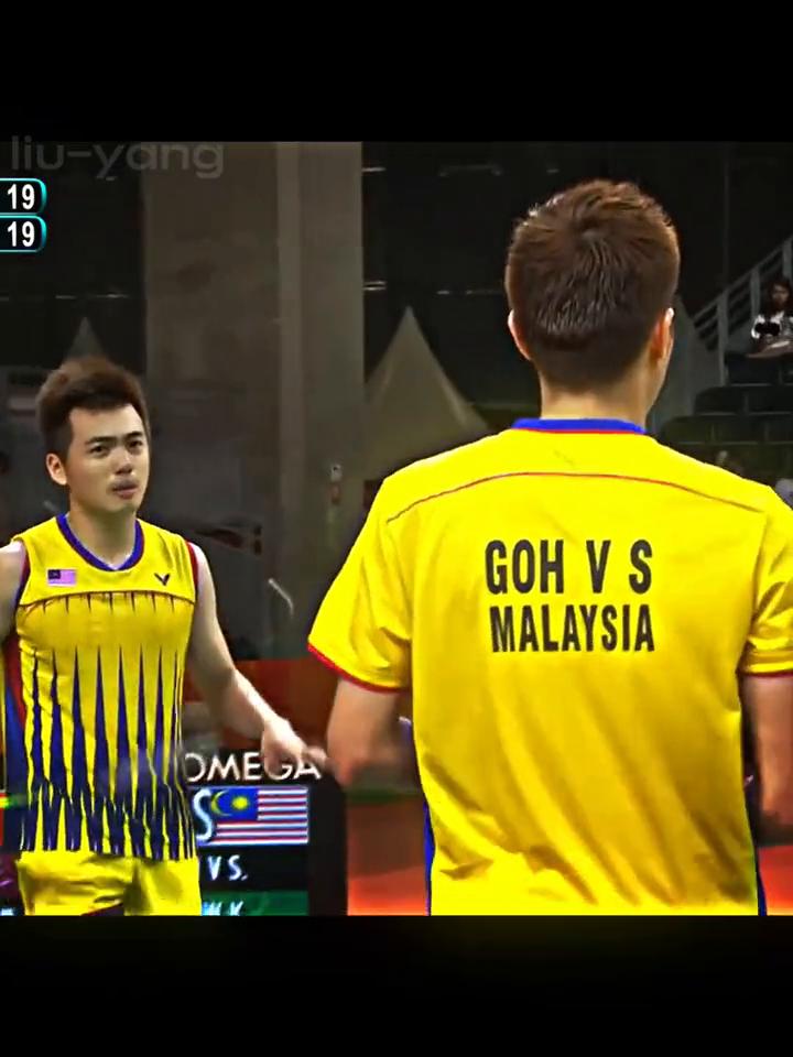 马来西亚接球失误，双方都很紧张，就差两分可以拿下冠军。太可惜了，张楠勾对角失误，