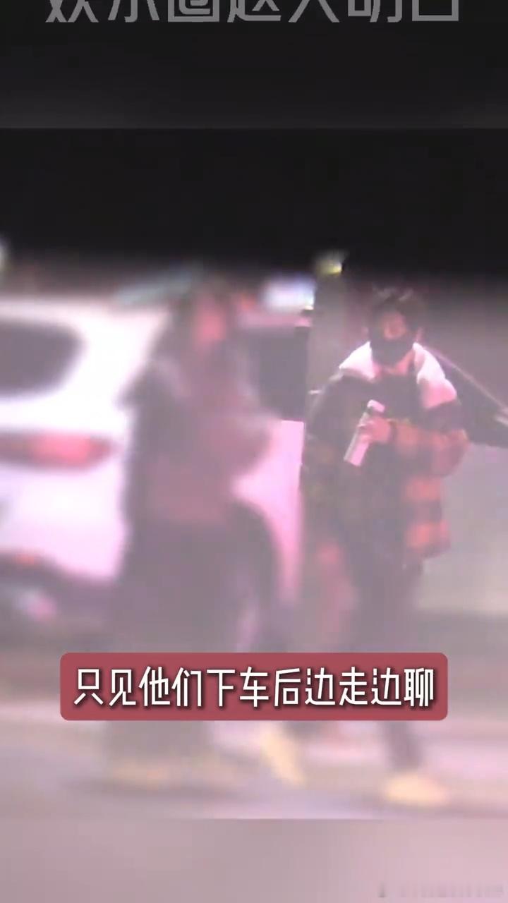 韩东君深夜带女友聚餐挺不错 