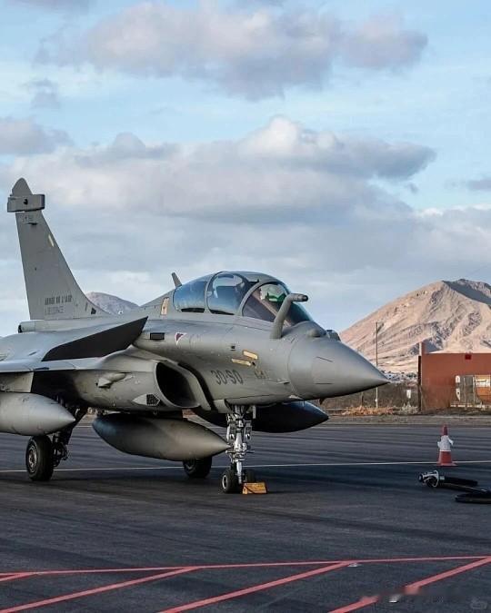 歼-20 与阵风（Rafale）属于不同代际的战机（五代机 vs 四代半），歼-