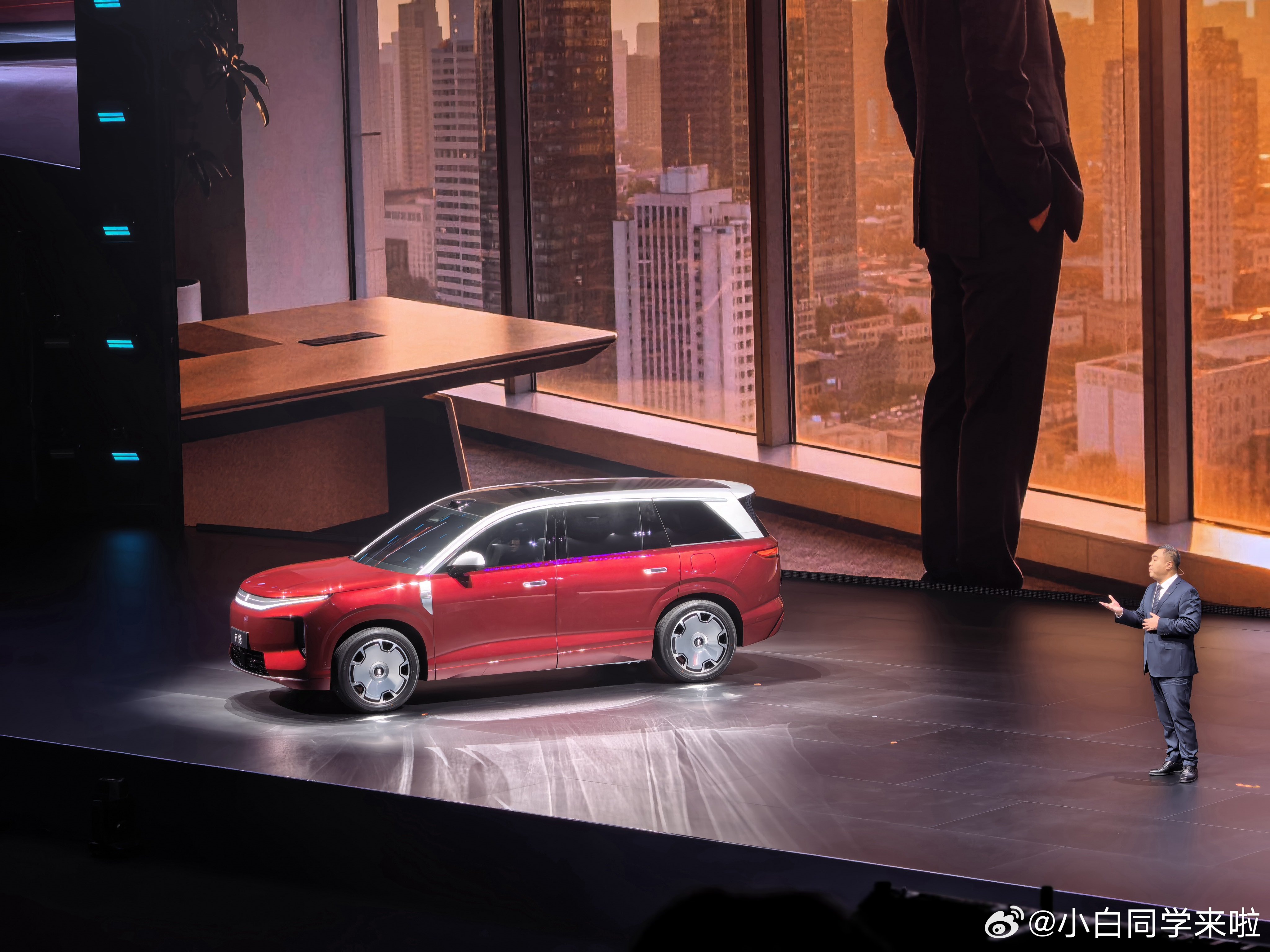 比亚迪王朝网的旗舰 SUV ，大唐纯电续航 950km，是大型 SUV 里纯电续